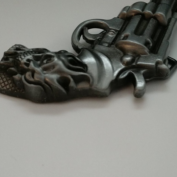 New Cast Metal Belt Buckle Revolver with Skull - Picture 5 of 12